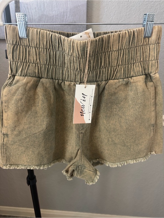 New In Pants - Neavin Olive-Green Washed High-Rise Denim Shorts